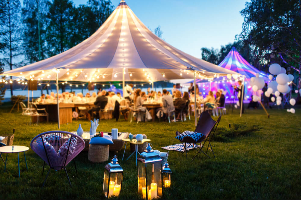 Decorated tents for online parties