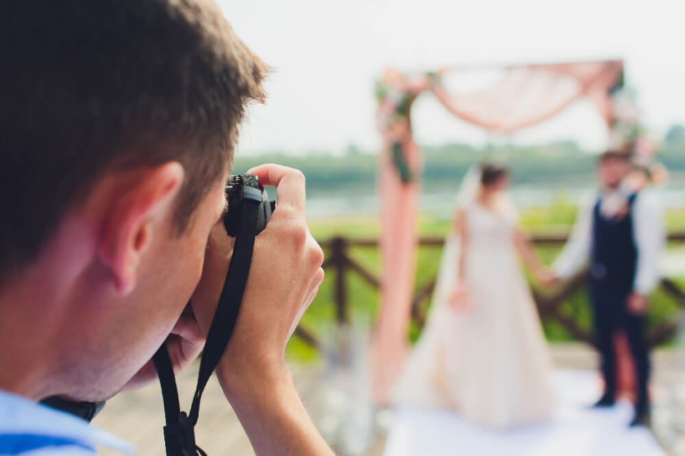 Should I Hire a Friend as My Outdoor Wedding Photographer?