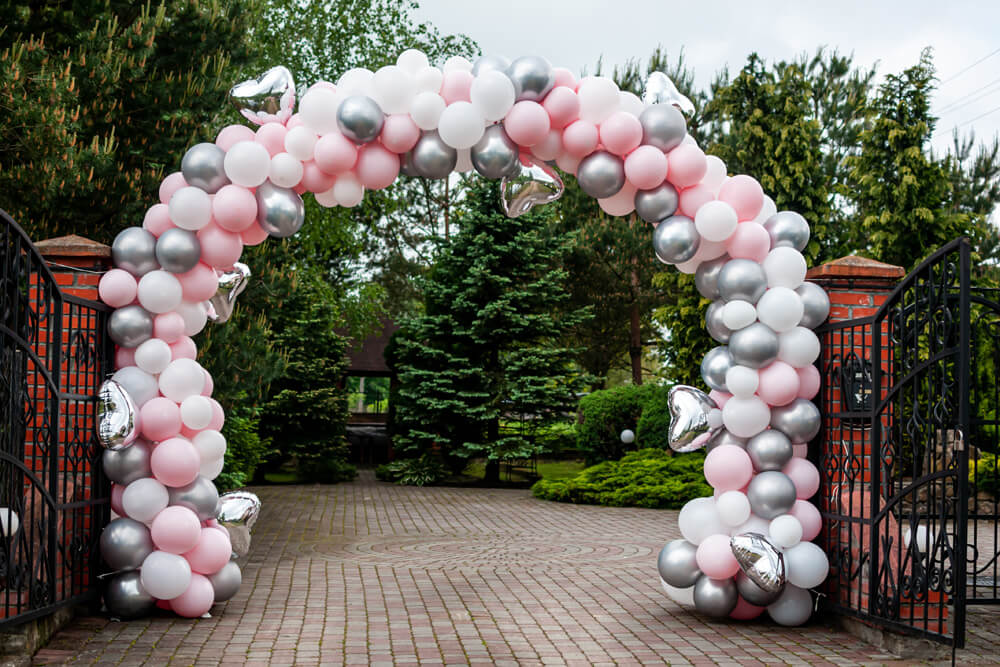 5 Balloon Décor Tips for Your Outdoor Spring Wedding