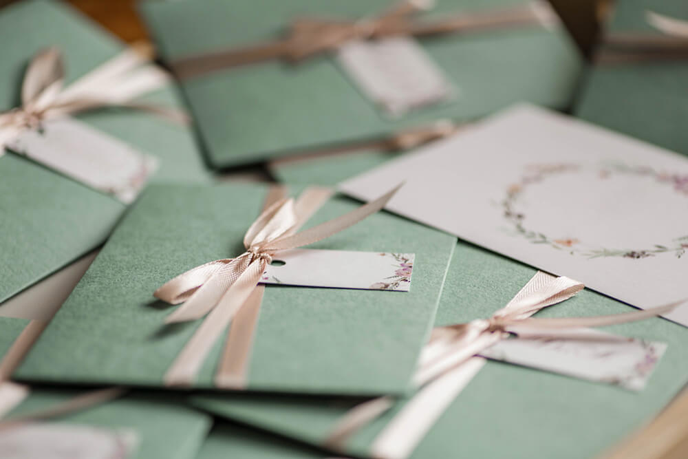 How Do I Decide How Many People to Invite to My Wedding?